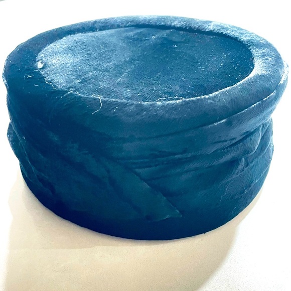 SAKS FIFTH AVENUE VINTAGE VELVET VELOUR ROUND HAT PILLBOX HAT FRANE PRELOVED - Picture 1 of 11